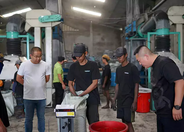 အင်ဒိုနီးရှား ဖောက်သည်များ၏ နက်ရှိုင်းသော စက်ရုံသို့ အုန်းခွံအသက်သွင်းကာဗွန်အတွက် သွားရောက်ခြင်း- ထုတ်လုပ်မှု အားကောင်းမှုနှင့် ပူးပေါင်းဆောင်ရွက်မှု ရိုးသားမှုကို သက်သေခံခြင်း